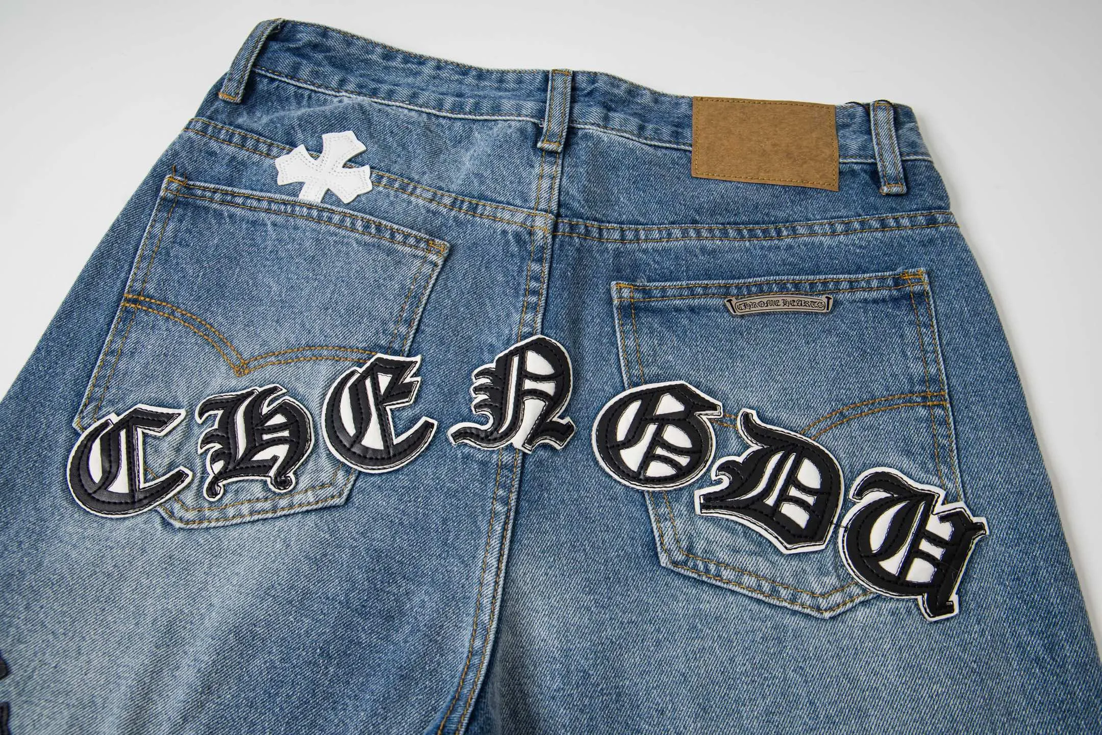 P260 Chrome Hearts light blue pants, Sanskrit black and white patchwork leather jeans. CH jeans need to be washed before being dismantled and then hand-stitched with sheepskin cross leather and then spliced ​​together. The whole piece has too many craftsmanship to explain. The patches are decorated with cross patterns, and the high-waisted washed jeans! ! Absolutely high-end luxury products, god-level single products and super popular products, made with top heavy industry, a must-see magic weapon. Customized hardware. The fabric is thick and soft after washing. It has good breathability. Customized small leather label. Unique design. The details are simple and elegant, and the workmanship is exquisite. The entire trousers are neatly routed and the details are in place! It’s so cool that both men and women can easily control the genderless trend! Style number: 1803# Color: blue Size: 28 30 32 34